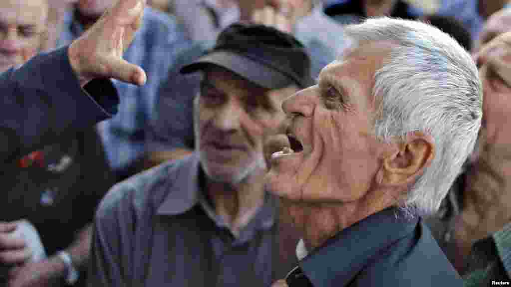 Un retraité, cherchant à entrer dans la Banque nationale, fermée sur les ordres du gouvernement grec