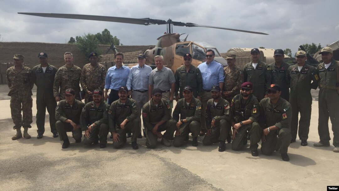 Delegasi Senator AS melakukan kunjungan di Miramshah, Waziristan Utara, Pakistan, Minggu (3/7). 