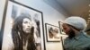  David 'Ziggy' Marley, l'oncle de Joseph Marley, regarde une photo de Bob Marley.