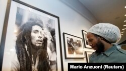  David 'Ziggy' Marley, l'oncle de Joseph Marley, regarde une photo de Bob Marley.