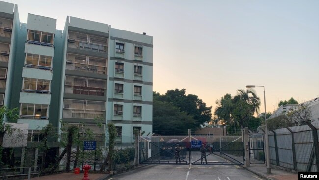 中國軍人11月16日在解放軍駐香港的九龍塘軍營內站崗。