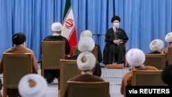 Umutegetsi kizigenza wa Irani, Ayatollah Ali Khamenei ariko arabonana n'abahinga bo muri Irani i Tehran, Iran, kw'italiki 22/02/2021. 