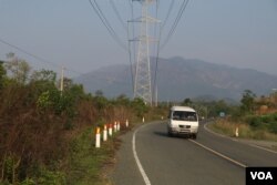 A road connects Veal Veng district to Pursat province’s city, Cambodia, April 9, 2019. (Sun Narin/VOA Khmer)