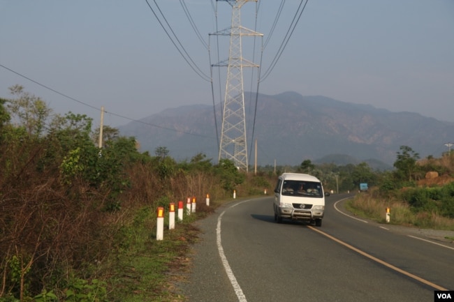 A road connects Veal Veng district to Pursat province’s city, Cambodia, April 9, 2019. (Sun Narin/VOA Khmer)