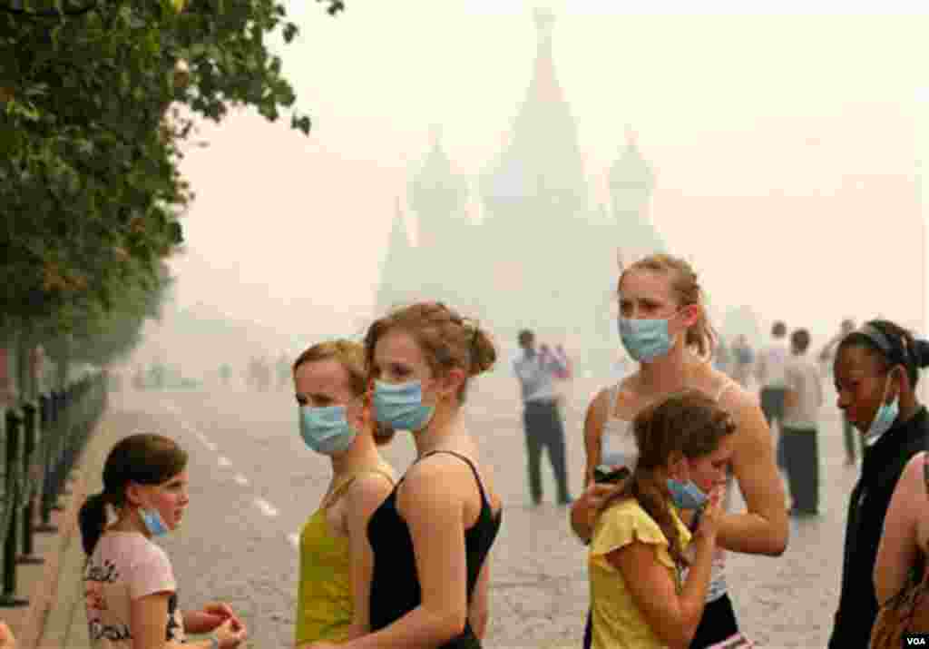 8. August 2010:: Zahvaljujući požarima i velikoj vlažnosti vazduha, smog je u Moksvi natjerao američke turiste da prilikom obilaska Crvenog trga nose zaštitne maske