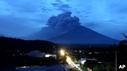 Quang cảnh núi lửa Agung phun tro khói tại Karangasem, Bali, Indonesia, ngày 28/11/2017.