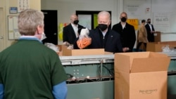 El presidente Joe Biden empaca productos mientras trabaja como voluntario en la organización de lucha contra el hambre Philabundance, el domingo 16 de enero de 2022 en Filadelfia.
