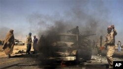 Waasi wa LIbya wanakagua magari mawili ya wanajeshi wanaomuunga mkono Gadhafi. Waasi wanasema magari hayo yaliharibiwa na mashambulizi ya NATO.