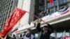 4月7日在乌克兰东部的顿涅茨克，活动人士在一座政府办公楼前挥舞前苏联和俄罗斯的国旗