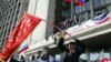 Activistas agitam bandeiras da antiga União Soviética e da Rússica em frente a uma barricada no edifício da administraçãio regional, em Donetsk, Ucrânia, Abril 7, 2014.