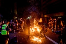 Demonstran membakar sampah di Oakland, California, pada 29 Mei 2020, memprotes kematian George Floyd. (Foto: A /Noah Berger)