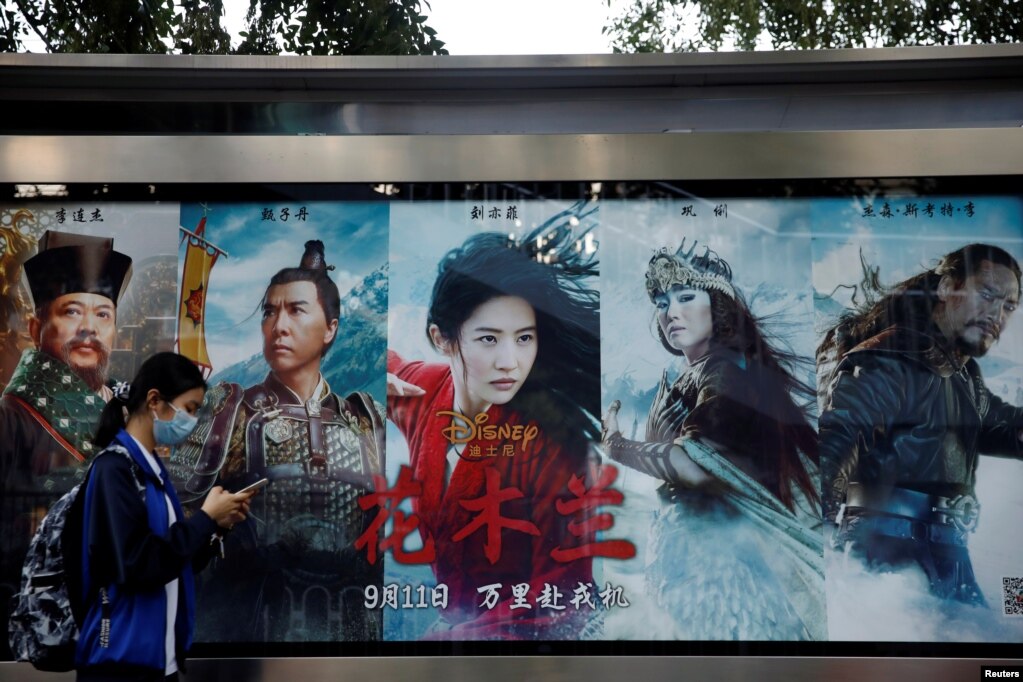 北京一个公交车站的迪士尼电影花木兰的广告。（2020年9月9日）(photo:VOA)