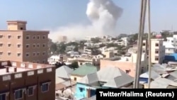 Patlamaların ardından başkent Mogadişu'da gökyüzüne yükselen dumalar görülüyor