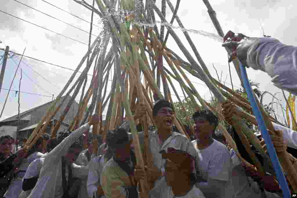 اهالی جزیره بالی در اندونزی برای برگزاری فستیوال رقص چوب آماده می شوند. این فستیوال هر شش ماه و با این باور که خوبی همواره بر شیطان پیروز است، برگزار می شود.