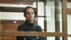 El reportero del Wall Street Journal, Evan Gershkovich, se encuentra en una celda con cristales de vidrio en una sala del tribunal de la ciudad de Moscú, Rusia, el 14 de diciembre de 2023.