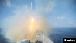 토마호크 지상 공격 미사일을 발사하고 있는 알레이 버크급 유도탄 구축함 스프루언스(USS Spruance)호 (자료사진)