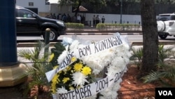 Sebuah karangan bunga duka cita '10 Tahun Bom Kuningan' ditempatkan di depan kantor Kedubes Australia Jakarta, 9 September 2014 (Foto: VOA/Andylala).