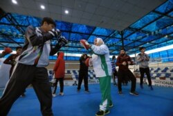 Pelatih tinju perempuan Shahnaz Kamal Khan menginstruksikan seorang siswa selama sesi pelatihan di stadion di Peshawar, Pakistan, 20 Desember 2019. (Foto: Reuters / Fayaz Aziz)