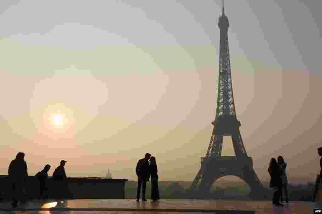 Suasana matahari terbit di sekitar Menara Eiffel di Paris, Perancis.