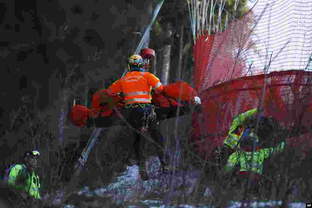 Medical staff transport France&#39;s Cyprien Sarrazin after crashing into the protections net during an alpine ski at the men&#39;s World Cup downhill training, in Bormio, Italy.&nbsp;(AP Photo/Alessandro Trovati)