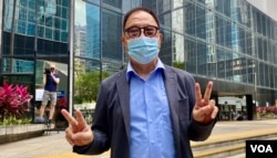 73岁的民主党主席杨森高举胜利手势，他表明承认控罪是用公民抗命的方式，为香港人预防和平示威集会的权利（美国之音/汤惠芸）