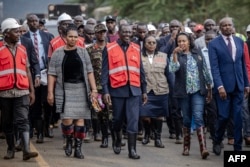 Rais wa Kenya William Ruto (kati) akitembelea maeneo yaliyo athiriwa na mafuriko akiwa na maafisa wa ngazi ya juu wa serikali yake huko Mai Mahiu, on April 30, 2024.