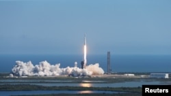 SpaceX公司的猎鹰重型火箭载着木卫二快船从佛罗里达肯尼迪航天中心发射升空。(2024年10月14日)