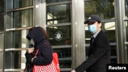 资料照片：因帮助在曼哈顿开办所谓“中国海外警务站”而被控串谋非法充当中国政府代理人的纽约居民卢建旺在交保后离开位于纽约布鲁克林的联邦法庭。(2023年4月17日)