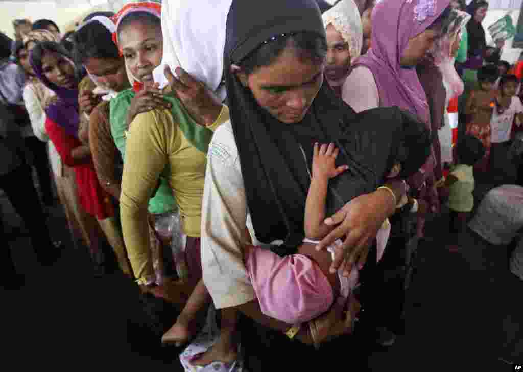 Người Rohingya cho con bú trong lúc xếp hàng chờ nhận khăn trùm đầu do cư dân Hồi giáo địa phương tặng tại thị trấn Langsa, tỉnh Aceh, Indonesia, ngày 18/5/2015.