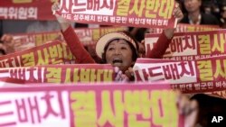 미군 고고도 미사일방어체계, 사드(THAAD)가 배치될 지역인 경북 성주군 주민들로 구성된 비상대책위원회 회원들이 13일 서울 국방부 컨벤션 센터에서 사드배치 반대를 외치고 있다. 