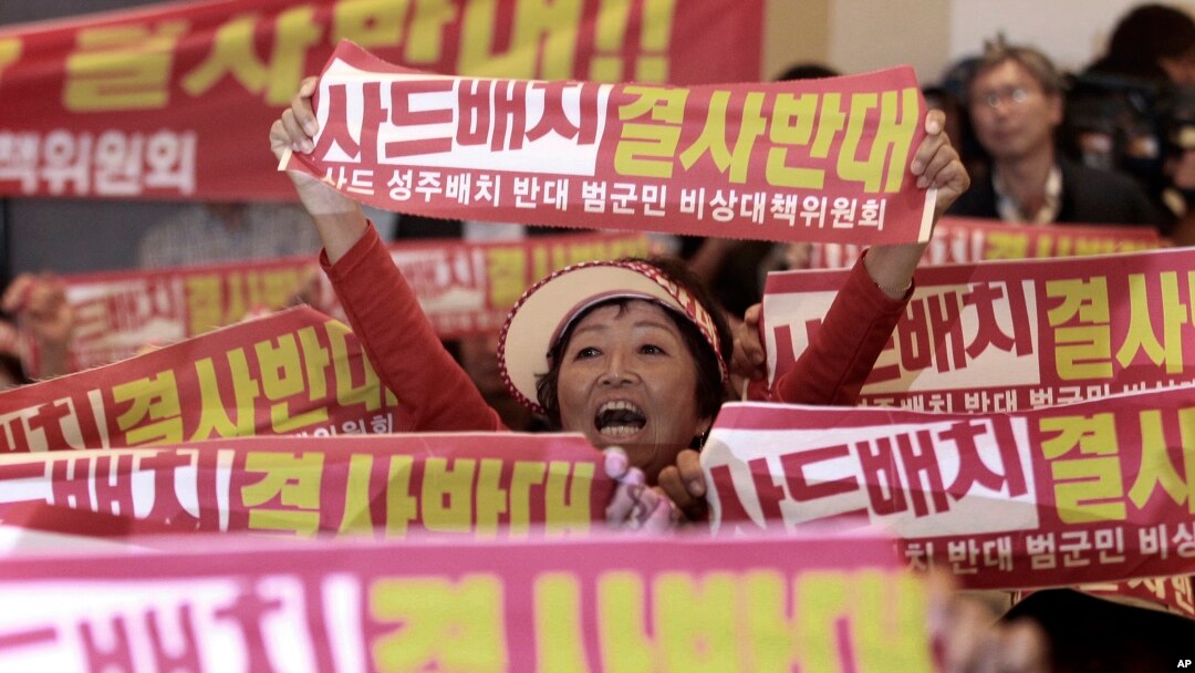 Warga Seongju melakukan aksi protes atas penempatan sistem pertahanan misil THAAD di Semenanjung Korea pada hari Rabu (13/7).