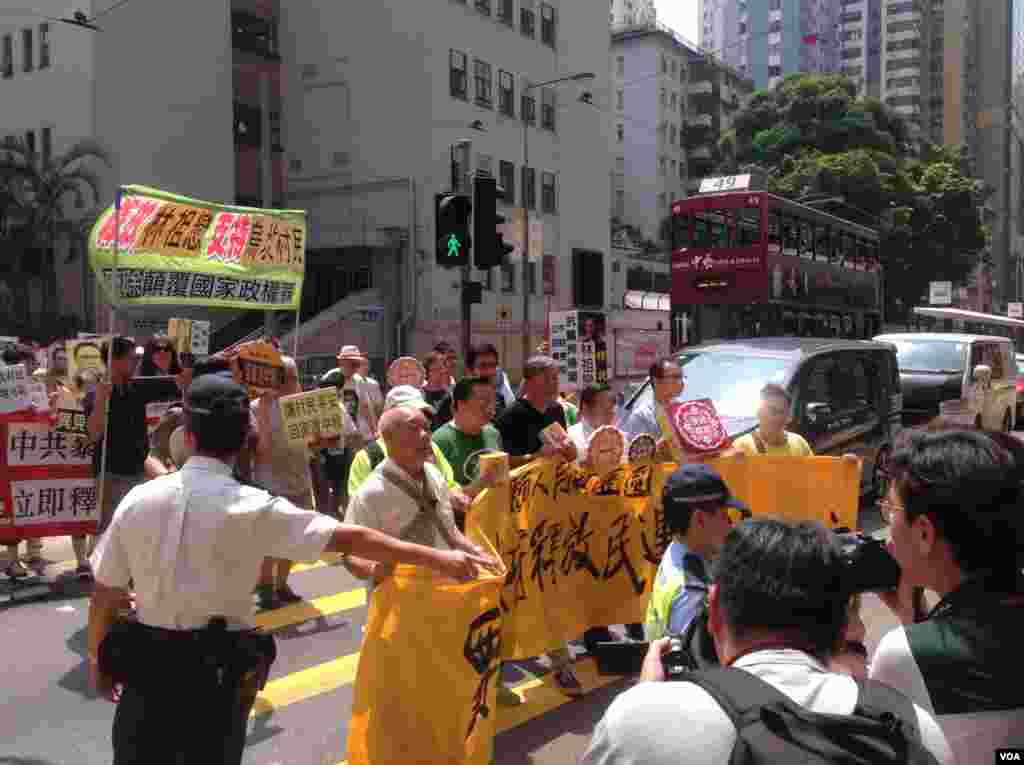 支联会向六四难属及异见人士送中秋祝福(美国之音海彦拍摄)