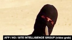 Bức ảnh trích từ video do nhóm IS phổ biến cho thấy một phần tử chủ chiến cầm một chiếc dao và ra dấu hiệu trong khi nói chuyện trước ống kính trước khi chặt đầu nhà báo tự do Mỹ Steven Sotloff