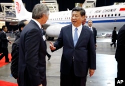 Xi Jinping à direita falando com o CEO da Boeing