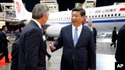 23일 미국 항공기 업체 보잉사 공장을 방문한 시진핑 중국 국가주석이 레이 코너 보잉사 최고경영자와 대화하고 있다.