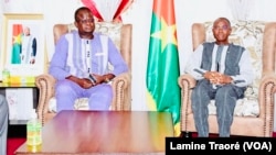 Elysée Ouédraogo, le nouveau Président de la commission électorale (à g.) et le ministre de l’Administration territoriale, à Ouagadougou, le 30 juillet 2021. 