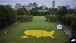 Como parte de las celebraciones del Día del Trabajo, utilizando 1,670 cascos de seguridad, se instaló un dibujo del mapa de EE.UU. en el parque Bicentennial Capitol Mall en Nashville, Tenn.