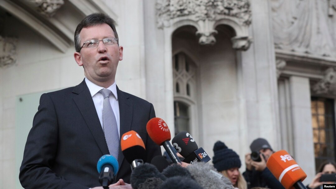 Jaksa Agung Inggris, Jeremy Wright, memberikan keterangan di luar Gedung Mahkamah Agung di Parliament Square, London, 24 Januari 2017.