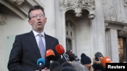 Jaksa Agung Inggris, Jeremy Wright, memberikan keterangan di luar Gedung Mahkamah Agung di Parliament Square, London, 24 Januari 2017.