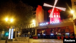 Jalan-jalan di sekitar lokasi pentas kabaret Moulin Rouge di Paris tampak lengang saat penerapan jam malam untuk menekan penyebaran virus corona (Covid-19), Perancis, Sabtu, 17 Oktober 2020. (Foto: Reuters)