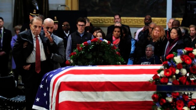 前美國參議員多爾在國會山圓頂大廳向前美國總統喬治H.W.布希的靈柩敬禮