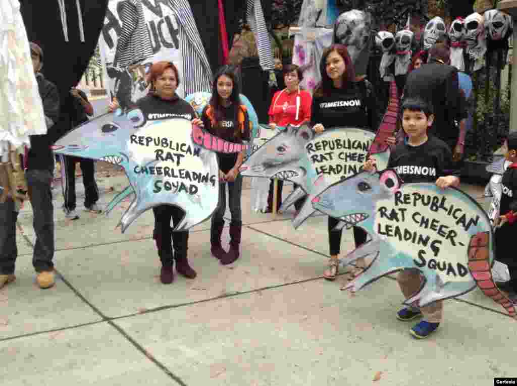 La marcha fúnebre se realizó de manera simbólica para enviarle el mensaje a los republicanos que si no aprueban una reforma inmigratoria no contarán con el voto de la comunidad inmigrante.