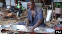 AJDR cooperative members in Rwanda are shown producing more energy efficient cooking stoves, Kigali, Rwanda, Sept. 9, 2014. (Nick Long/VOA)