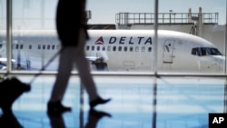 Sebuah pesawat terpakir di Bandara International Hartsfield-Jackson Atlanta, di Atlanta, 13 October 2016. 