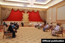 PM Kamboja dan Ketua ASEAN Hun Sen menyapa Jenderal Senior Min Aung Hlaing di Naypyidaw, Myanmar, 7 Januari 2022 (Foto oleh Tim Pers Militer)