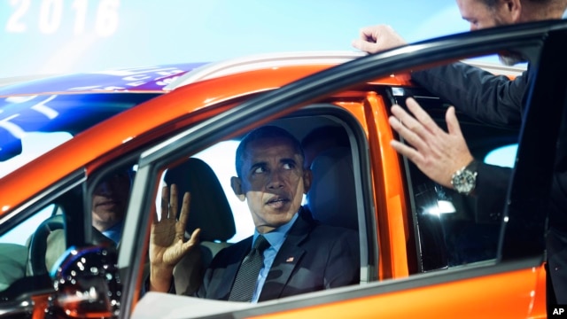 Luego de almorzar con residentes y autoridades locales, Obama visitó la Feria Internacional del Automóvil, donde vio los nuevos modelos de autos y camionetas y se enteró de lo más reciente en tecnología e ingeniería automotriz.