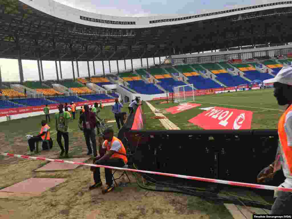 Les derniers préparatifs sont mis en place au stade d"oyem, au Gabon, le 25 janvier 2017. (VOA/Timothée Donangmaye)