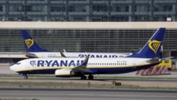 Dua pesawat Boeing milik maskapai Ryanair melintas di landasan Bandara Malaga-Costa del Sol di Malaga, Spanyol, pada 3 Mei 2024. (Foto: Reuters/Jon Nazca)