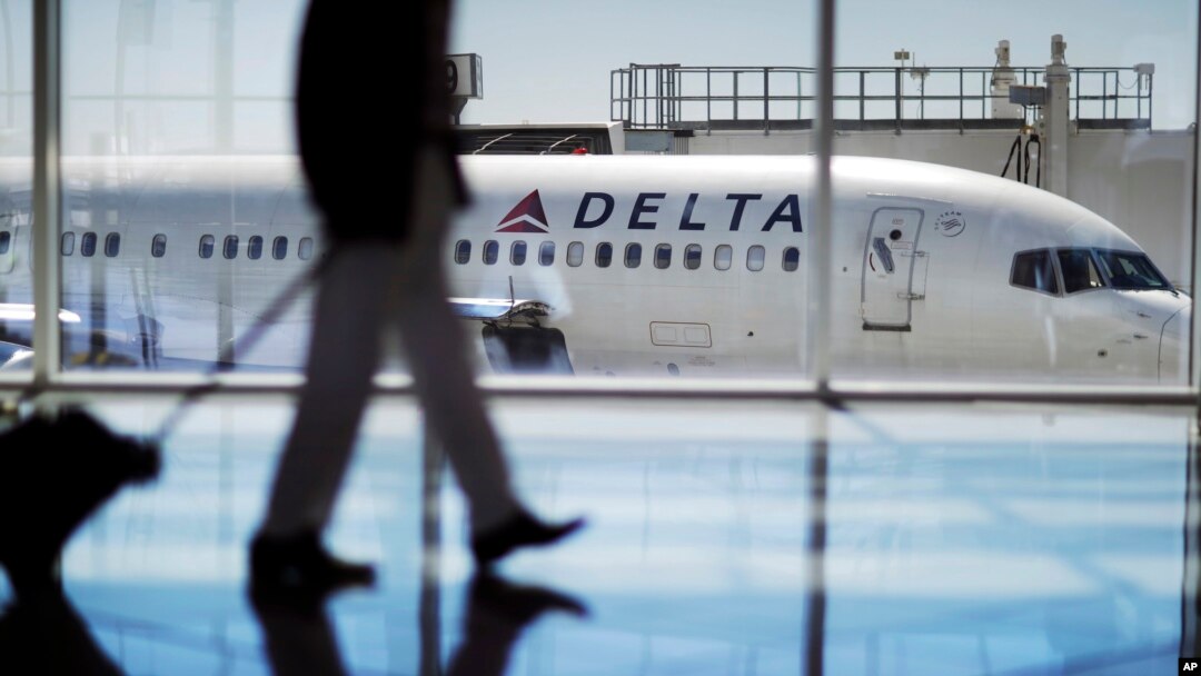 Sebuah pesawat terpakir di Bandara International Hartsfield-Jackson Atlanta, di Atlanta, 13 October 2016. 