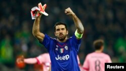 Gianluigi Buffon usai pertandingan grup D Liga Champions di Moenchengladbach, Jerman, 3 November 2015. (Foto: REUTERS/Wolfgang Rattay)